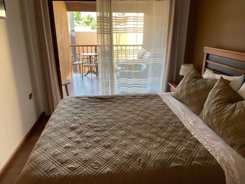 a bedroom with a bed with a view of a balcony at Hostal doña irene in Vicuña