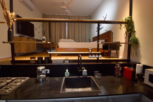 eine Küche mit einem Waschbecken und ein Wohnzimmer in der Unterkunft Desert view studio in Beʼer Ora