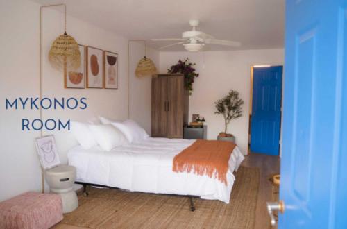 Een bed of bedden in een kamer bij Desert Motel