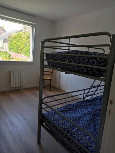 deux lits superposés dans une chambre avec fenêtre dans l'établissement Résidence 474-pleneuf Val Andre - Charmante maison proche du centre MAE-2494, à Pléneuf-Val-André