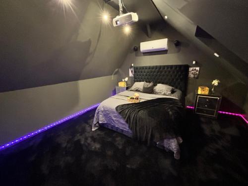 En eller flere senge i et værelse på Magnifique Duplex avec Jaccuzi, Sauna et Cinema Room Privatif