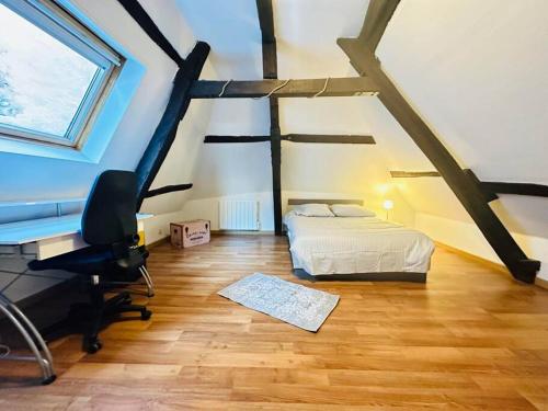 La belle époque في لاوون: غرفة نوم بسرير ومكتب وجهاز كمبيوتر
