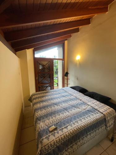 a bedroom with a bed and a window at B12 Casa em Maresias condomínio a 50 metros da praia in Maresias