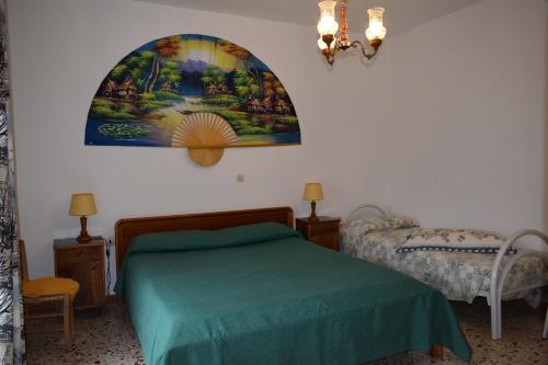 een slaapkamer met een bed en een schilderij aan de muur bij Guado di Pio-appartamento panoramico in Castelpetroso