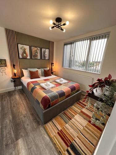 Een bed of bedden in een kamer bij R5 - Private Studio self contained En-suite Room in Newly renovated house in Birmingham B62