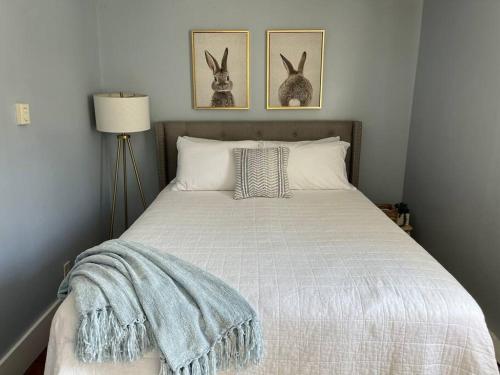 um quarto com uma cama com dois coelhos na parede em Quaint Cottage w Peloton & Sauna near skiing em Mount Tremper