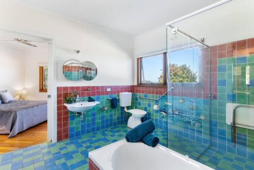 A bathroom at Byron Bay Hinterland Breeze 2bed & pool