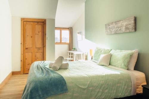 1 dormitorio con 1 cama grande en una habitación en La petite saisonnière en Mont-Tremblant