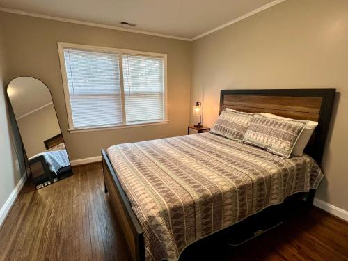 - une chambre avec un lit et une grande fenêtre dans l'établissement The Mockingbird Nest, à Charlotte