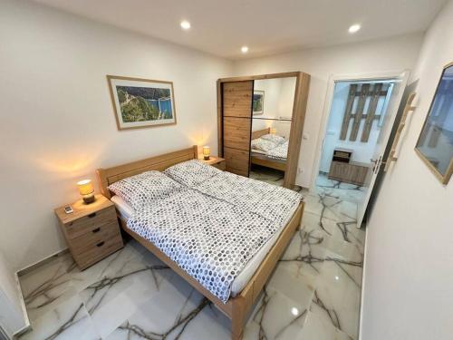 um quarto com uma cama e um espelho em sunsetmontenegro em Utjeha