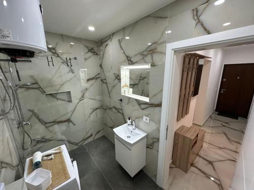 sunsetmontenegro tesisinde bir banyo