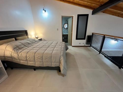 1 dormitorio con 1 cama y TV en Nelson´s Place en Esquel