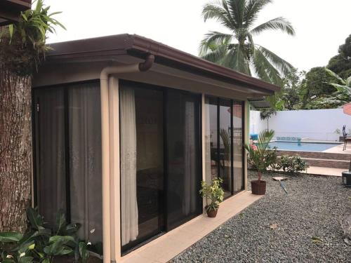 una pantalla en el porche de una casa en Casa del Árbol, en Quepos