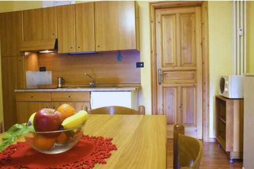 Una cocina o zona de cocina en 5 Minutes from Monterosa Ski, Small Cottage