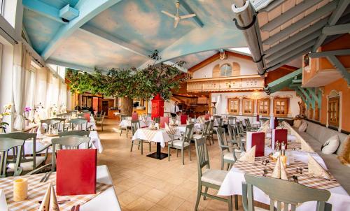 瓦爾達赫陶的住宿－維塔威尼斯索泰爾阿爾博里克酒店，大楼内带桌椅的用餐室