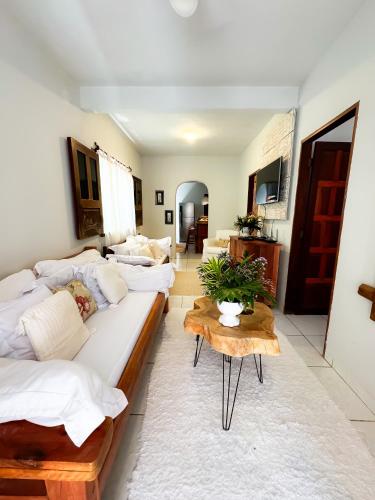 Una sala de estar con sofás y una mesa. en Casa da Cosmira, en Trancoso