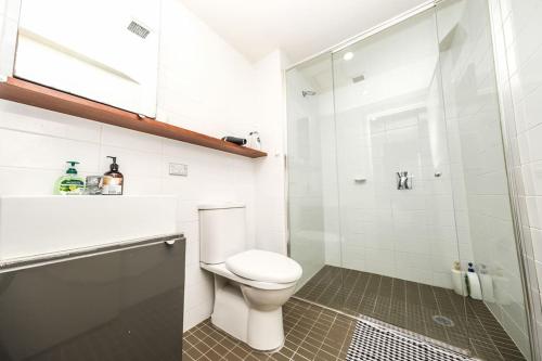 W łazience znajduje się toaleta i przeszklony prysznic. w obiekcie Sydney Ultimo 2bed,cls Broadway shopping,UTS,USYD w mieście Sydney