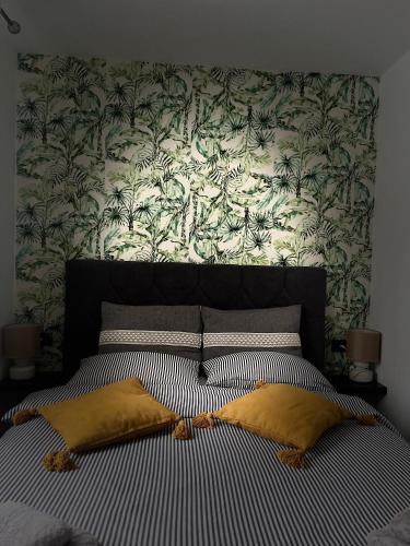 a bedroom with a large bed with a floral wallpaper at ROMAN Residence Apartment in Borşa