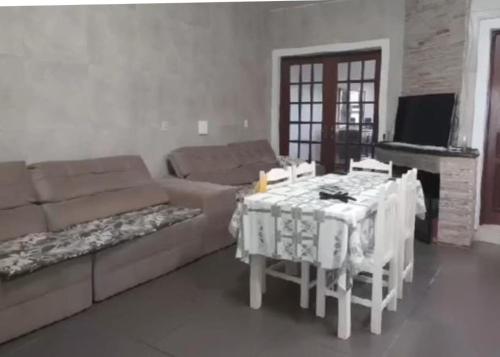 Pousada Claudia e Juliano في ساو غابرييل: غرفة معيشة مع أريكة وطاولة