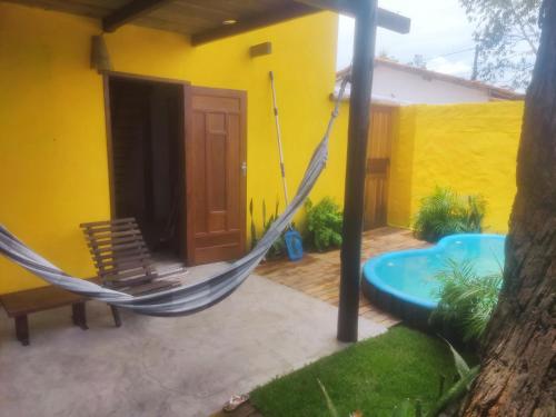 una hamaca en el patio de una casa en Casa do sol, en Caraíva
