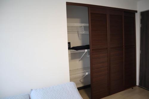 a closet with a wooden door in a room at Apartahotel La Arboleda HC in Manizales