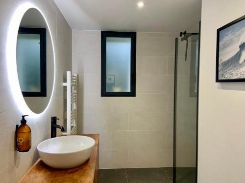une salle de bain avec un lavabo et une douche en verre dans l'établissement Villa Vagues de Vie, à Labenne