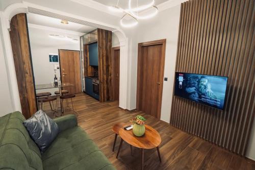 INDIVIDUALliving 1 Excellent central location !!!