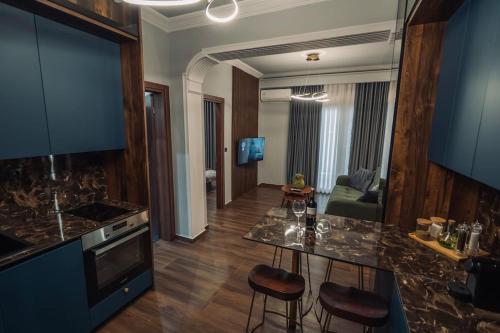 uma cozinha com um balcão e uma sala de estar em INDIVIDUALliving 1 em Tessalónica