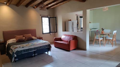 馬伊瑪拉的住宿－Balconcito de Colores，一间卧室配有一张床、一把椅子和一张桌子