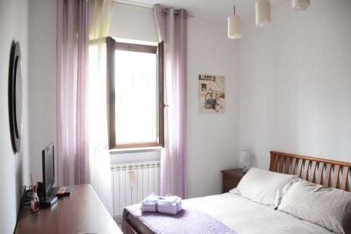 sypialnia z łóżkiem, biurkiem i oknem w obiekcie La Bouganville w mieście Vitorchiano