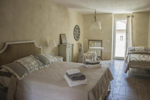 a bedroom with a bed and a table and a chair at Le Dolcezze in Crone