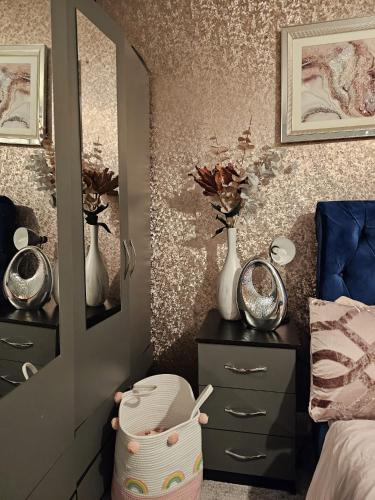 um quarto com uma cama, um espelho e vasos em Angle’s Nest em Whitchurch
