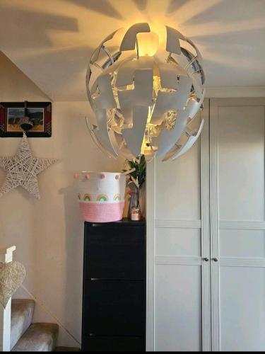 una lámpara de araña colgando sobre un tocador en una habitación en Angle’s Nest, en Whitchurch