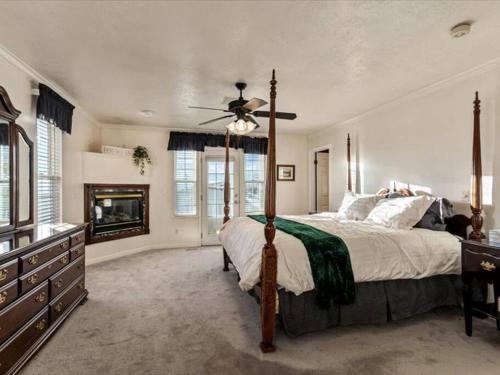 - une chambre avec un lit et une cheminée dans l'établissement Close to Mountain View Park King Bed Spacious Yard, à Harrisville