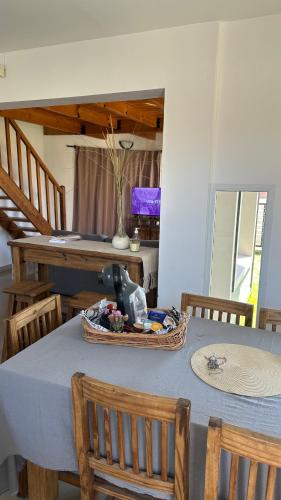 mesa de comedor con sillas y mesa con en Duna Zuriak 2, en Playas Doradas