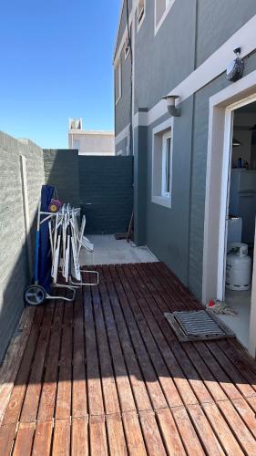 una terraza con un montón de herramientas al lado de un edificio en Duna Zuriak 2, en Playas Doradas
