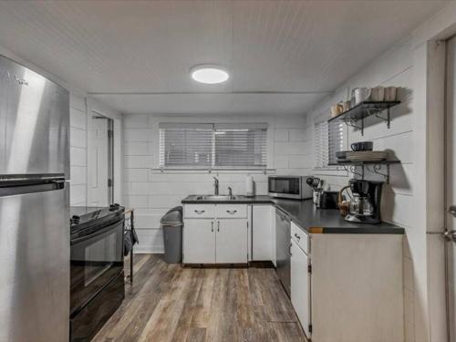 Una cocina o cocineta en 4 BR Duplex Centrally Located Patio Pet Allowed