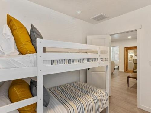 1 dormitorio con 2 literas en una habitación en 4 BR Duplex Next to the Bees Stadium, en Salt Lake City