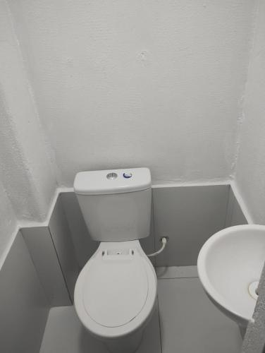 uma casa de banho branca com um WC e um lavatório em B & B HOSTEL Centro em Florianópolis