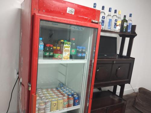 um velho frigorífico vermelho cheio de bebidas e bebidas em B & B HOSTEL Centro em Florianópolis