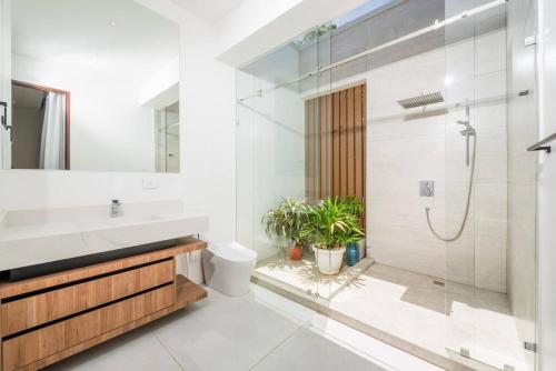 Een badkamer bij Turtle Luxury Villa, Daily Breakfast Included!