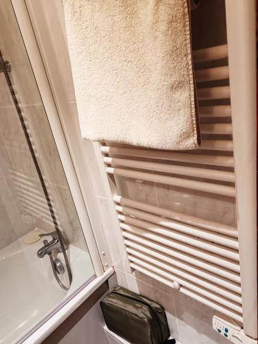 La salle de bains est pourvue d'une fenêtre et d'un lavabo. dans l'établissement Joli appart 4 personnes au pied des pistes balcon, à Orcières