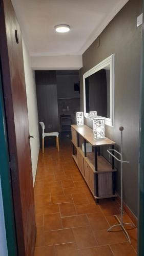 a room with a desk with a mirror and a television at Departamento Céntrico 2cuadras peatonal tango 07 in San Fernando del Valle de Catamarca