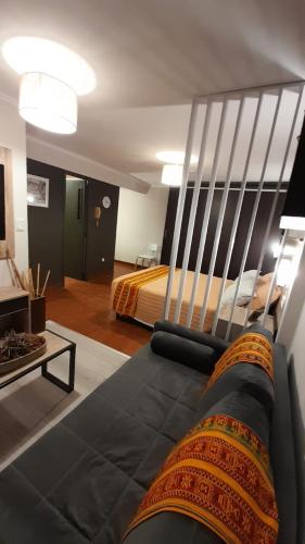 a living room with a couch and a bed at Departamento Céntrico 2cuadras peatonal tango 07 in San Fernando del Valle de Catamarca