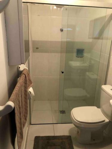uma casa de banho com uma cabina de duche em vidro e um WC. em Departamento 2 habitaciones em Cochabamba
