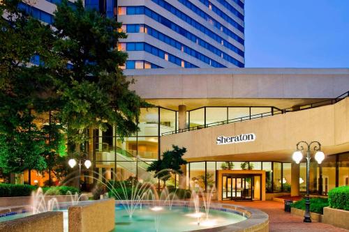 a shopping center with a fountain in front of it at Sheraton Memphis Downtown Hotel in Memphis