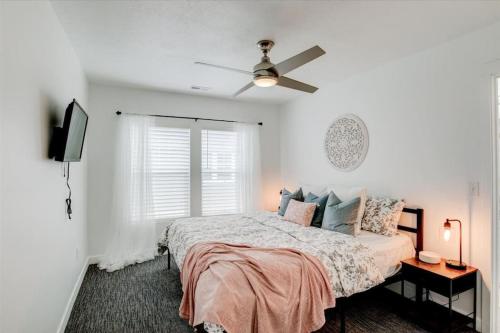 a bedroom with a bed and a ceiling fan at King Bed Modern Kitchen and Living Room in Vineyard