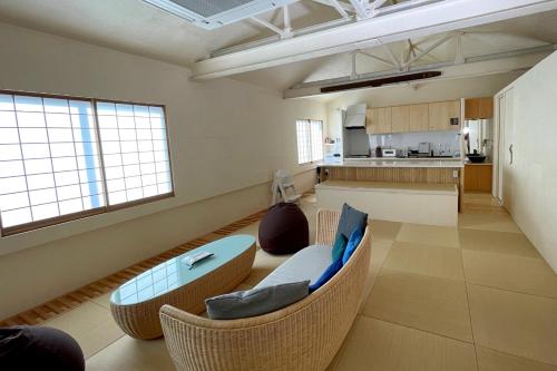 sala de estar con sofá y algunas sillas en Yuigahama 千世 en Kamakura