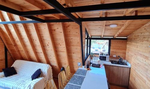 una habitación con cocina en una cabaña de madera en Cabaña Starka, en Marinilla