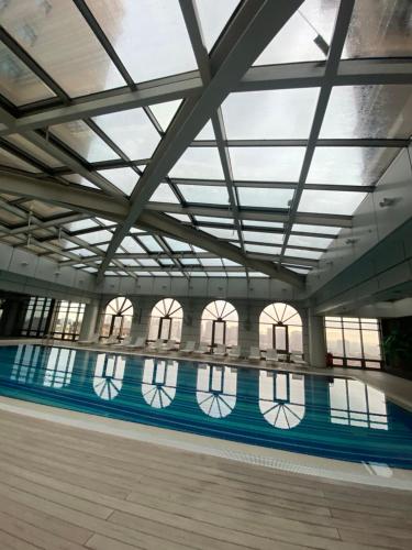 - une piscine dans un bâtiment doté d'un plafond en verre dans l'établissement Emaar Square Rezidans, à Istanbul
